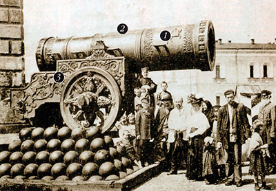 At the end of the 19th century, the Czar Cannon stood next to the old Kremlin barracks