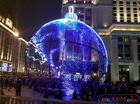 Москва в новогоднюю ночь - Eлочный шар на Манежной площади