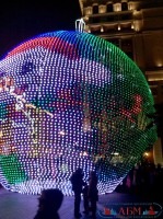 Москва новогодняя - Гигантский елочный шар на Манежной площади
