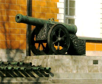 Старинные орудия возле здания Арсенала