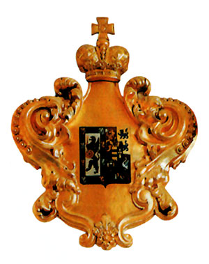 Императорский герб Романовых расположен на восточной стене Александровского зала