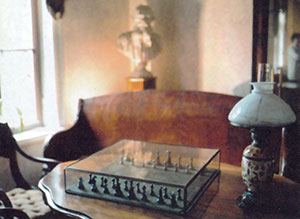 За этим столом Лев Николаевич играл в шахматы