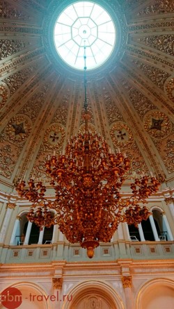 Владимирский зал соединяет две части БКД - новую 19го века и старинную 15-16 веков  ( Теремной дворец, грановитую палату, царские покои). Уникальная конструкция стеклянного купола удерживает 3х тонную люстру.