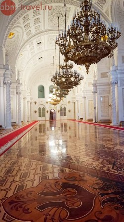 Геориевский зал - самый большой (в длину 61 м) и торжественный, где на стенах выгравированы имена кавалеров ордена