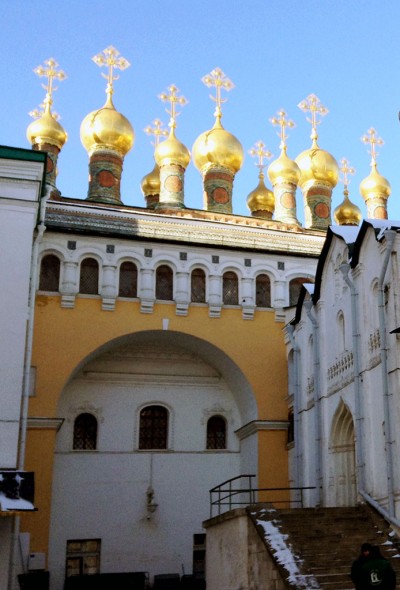 Три окошка Золотой Царицыной палаты под обходной галереей выходят па Соборную площадь между Грановитой палатой и церковью Риаположения